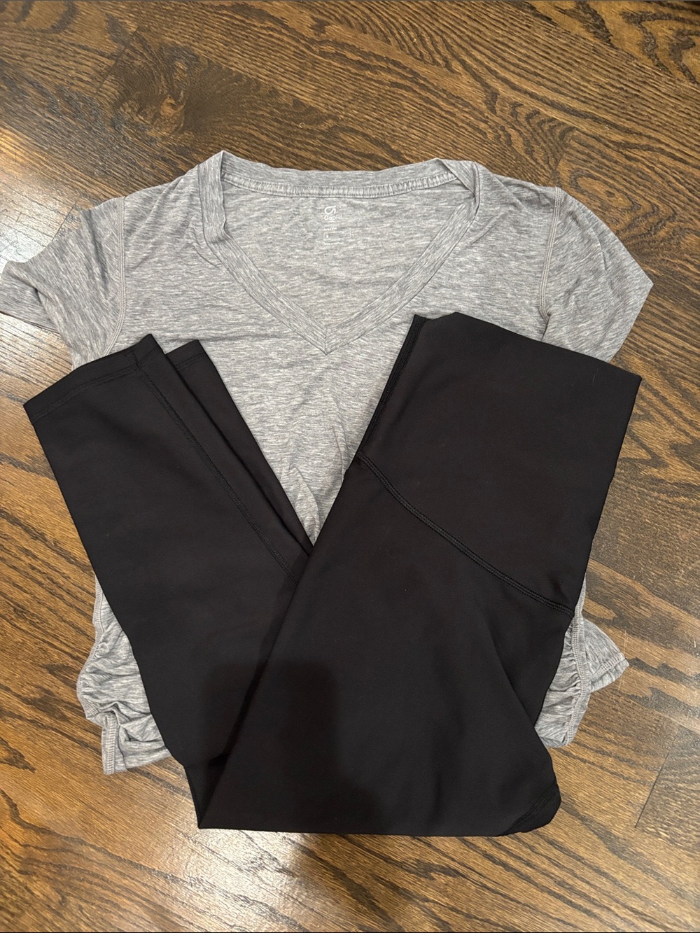 Maternity Women’s Black High-Rise Active Leggings & Short sleeve maternity Top